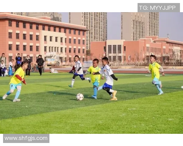 双马尾足球球星闪耀绿茵赛场青春活力与激情并存